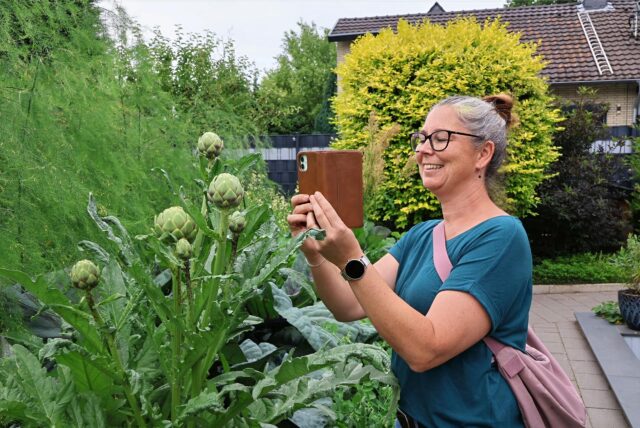 Da muss gleich ein Schnappschuss für die Instagram-Garten-Community gemacht werden: Thea Wahlers beim Besuch in Sally Eders Garten in Deuten.