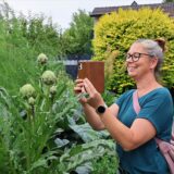 Da muss gleich ein Schnappschuss für die Instagram-Garten-Community gemacht werden: Thea Wahlers beim Besuch in Sally Eders Garten in Deuten.