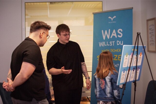 #echt Projekt in Dorsten: zwei Männer sprechen mit einem Mädchen