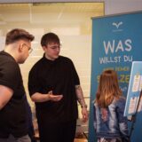 #echt Projekt in Dorsten: zwei Männer sprechen mit einem Mädchen