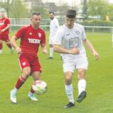 Alessio Costa (r.) vom TSV Marl-Hüls im Zweikampf.