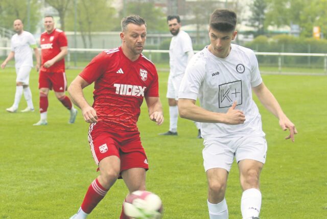 Alessio Costa (r.) vom TSV Marl-Hüls im Zweikampf.