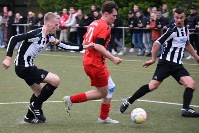 Oberwieses Kapitän Janis Lenfert (l.), hier im Kampf um den Ball mit Nicolas Gerwerth (M.) von der DJK Sportfreunde Datteln, sieht Potenzial in seiner Mannschaft.