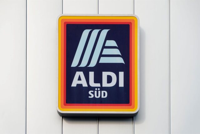 Das Logo von Aldi Süd hängt an einer Filiale.