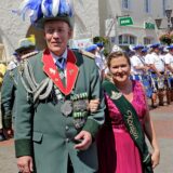 Königspaar zieht über den Marktplatz, im Hintergrund sind die Fanfaren.