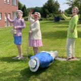 Die Betonskulpturen von Martina Weller vor dem Wohn- und Pflegezentrum „Am Backumer Tal“ in Herten. Eine Figur ist nach vorne gekippt und liegt mit dem Gesicht auf dem Rasen.