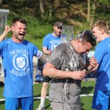 Der Meistertrainer macht weiter und nimmt eine Bierdusche gerne hin: Jan Sternemann bleibt beim SV Hochlar 28.
