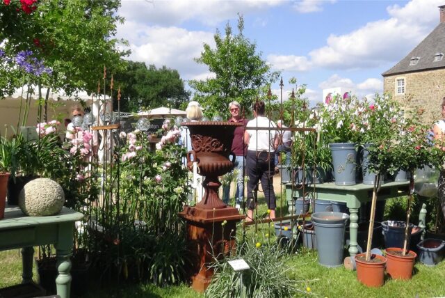 Gartenzubehör und Pflanzen vor Schlosskulisse