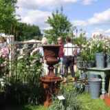Gartenzubehör und Pflanzen vor Schlosskulisse