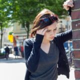 Was gegen Schwindel, Kopfschmerzen, Übelkeit und Co. wirklich hilft: Tipps bei Hitze
