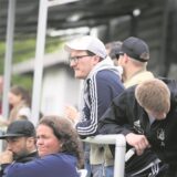 FC Leusberg Vorsitzender Nils Rottmann beobachtet sein Team.
