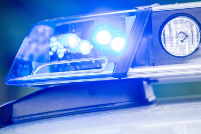 Ein Blaulicht auf einem Polizeiwagen.