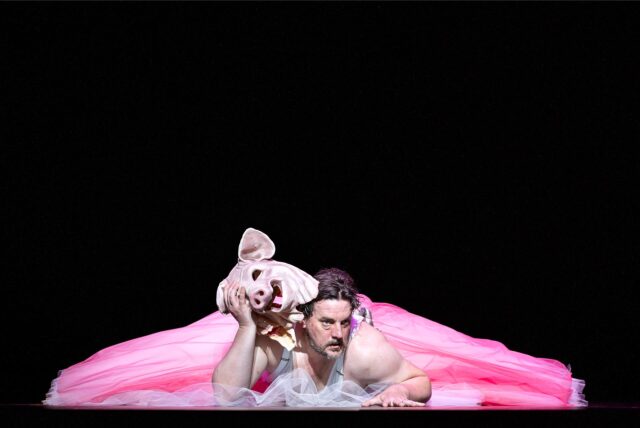 Der feiste Falstaff (Benedict Nelson) bekommt zuletzt eine Schweinemaske verpasst.