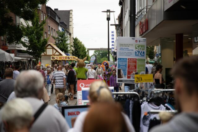 Zahlreiche Menschen auf der Recklinghäuser Straße