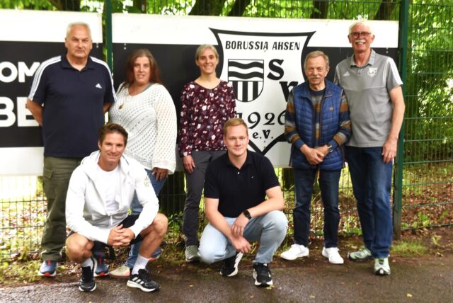 Freuen sich schon auf den 100. Vereinsgeburtstag: der Vorstand des SV Borussia Ahsen um den Vorsitzenden Franz-Josef Schlathölter (r.).