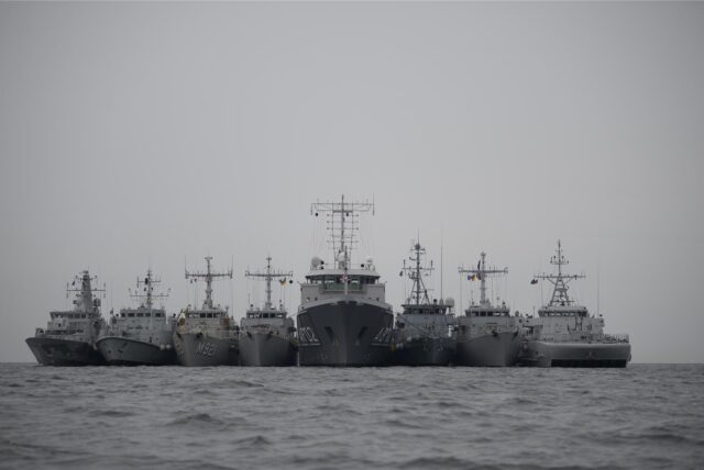 Das Foto zeigt die Datteln als 3. Einheit von rechts. Es entstand vorm Einlaufen in Lübeck und beinhaltet folgende Einheiten (v.l.): KULLEN (Schweden), SAKALA (Estland), LOBELIA (Belgien), ANDROMEDE (Frankreich), SNELLIUS (Niederlande), DATTELN, L’AIGLE (Frankreich), HINNOY (Norwegen).