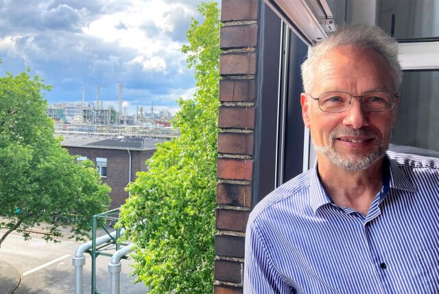 Sorge und Hoffnung: Von seinem Büro im Chemiepark hat Dr. Paul Olbrich den freien Blick auf die Produktionsanlagen.