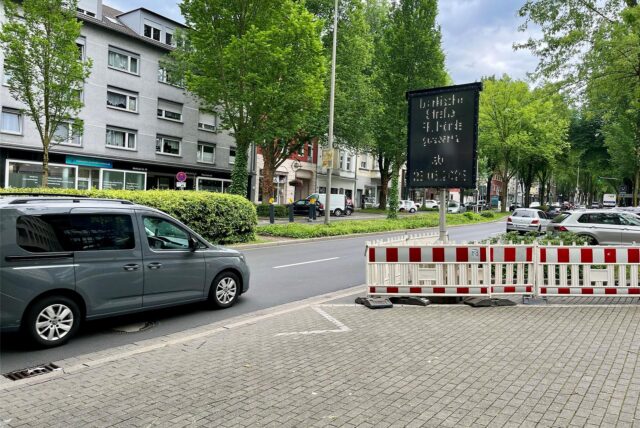 Ein Auto fährt auf der Märkischen Straße.