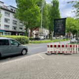 Ein Auto fährt auf der Märkischen Straße.