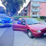 Ein rotes Auto steht in Marl vor einem Einsatzwagen der Polizei.