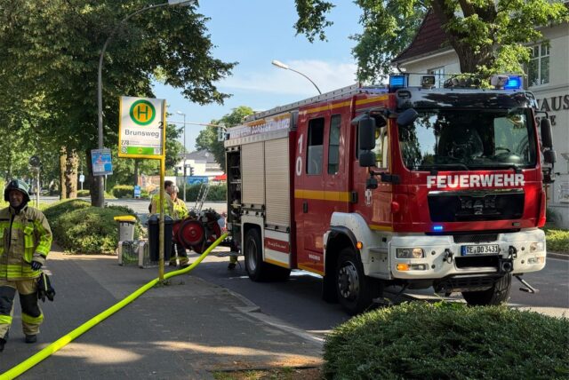 Feuerwehr samt Wagen vor der Haltestelle Brunsweg in Dorsten