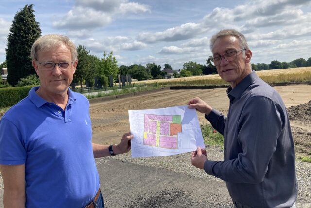 Investor Roland Wübbe und Immobilienexperte Wolf-Christian Angott präsentieren eines der Filet-Grundstücke im Baugebiet „Loebrauck“ in Marl.