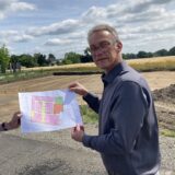 Investor Roland Wübbe und Immobilienexperte Wolf-Christian Angott präsentieren eines der Filet-Grundstücke im Baugebiet „Loebrauck“ in Marl.
