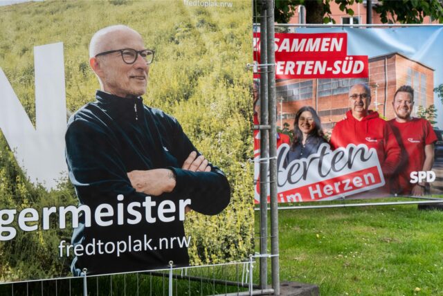 Wahlplakate der TOP-Partei und der Hertener SPD stehen an der Kreuzung Ewaldstraße / Gelsenkirchener Straße.
