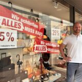 Markus Küpper steht vor der Filiale des Lederwarengeschäfts an der Schaumburgstraße. Am Samstag, 28. Juni, verlässt das Familienunternehmen Recklinghausen nach mehr als 35 Jahren.