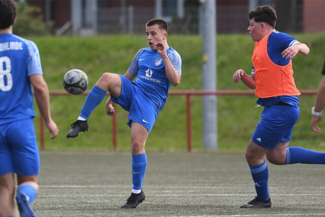 Die B-Junioren des FC Frohlinde (am Ball) haben die Meisterschaft in der Kreisliga A gefeiert.