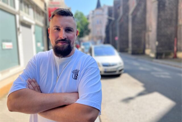 Seba steht in der Hertener Innenstadt.