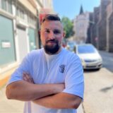 Seba steht in der Hertener Innenstadt.