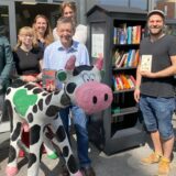 Bürgermeister Werner Arndt und Hülser vor einem Bücherschrank.