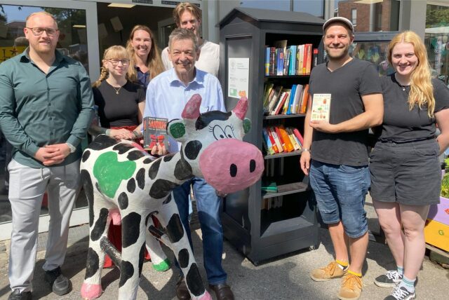 Bürgermeister Werner Arndt und Hülser vor einem Bücherschrank.