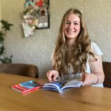 Die Schülerin Elina Bartz aus Marl blättert in Reiseführern für Kanada.