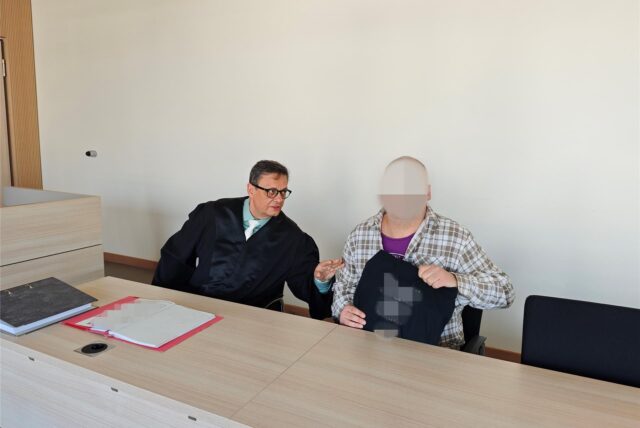 Der Angeklagte aus Dorsten neben seinem Verteidiger Michael Schwankl im Essener Landgericht