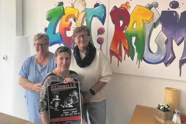 Angelika Westhoff-Haschke, Anne Treek und Mechthild Borowiak vom Zeit:Raum-Team mit Plakat.