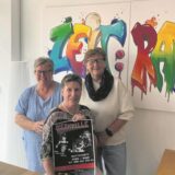 Angelika Westhoff-Haschke, Anne Treek und Mechthild Borowiak vom Zeit:Raum-Team mit Plakat.