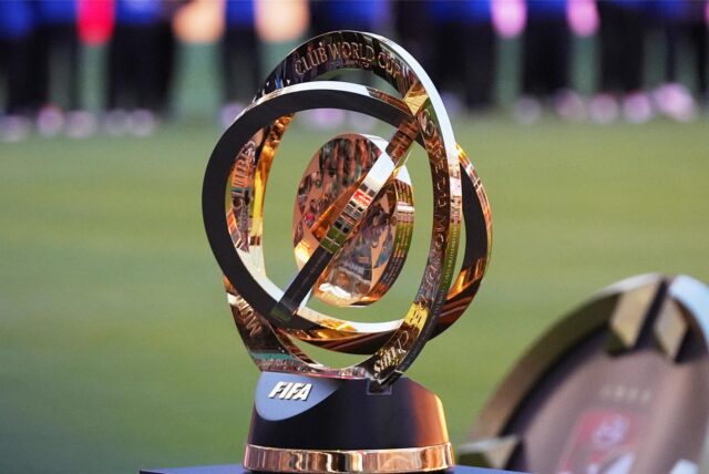Der Pokal der FIFA Klub-WM 2025 steht vor dem Eröffnungsspiel am Spielfeldrand.