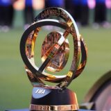 Der Pokal der FIFA Klub-WM 2025 steht vor dem Eröffnungsspiel am Spielfeldrand.