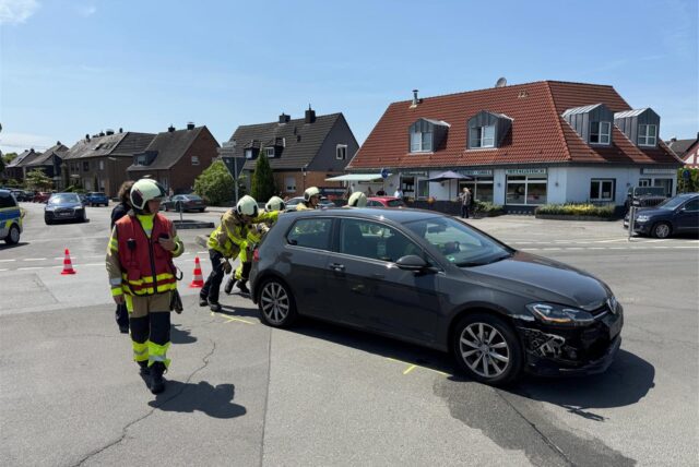 Feuerwehrleute schieben ein Auto von der Kreuzung in Dorsten.
