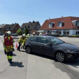 Feuerwehrleute schieben ein Auto von der Kreuzung in Dorsten.