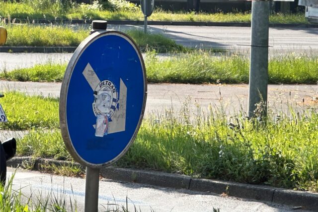 Beklebt: Rechts-Vorbei-Schild an der Weseler Straße.