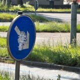 Beklebt: Rechts-Vorbei-Schild an der Weseler Straße.