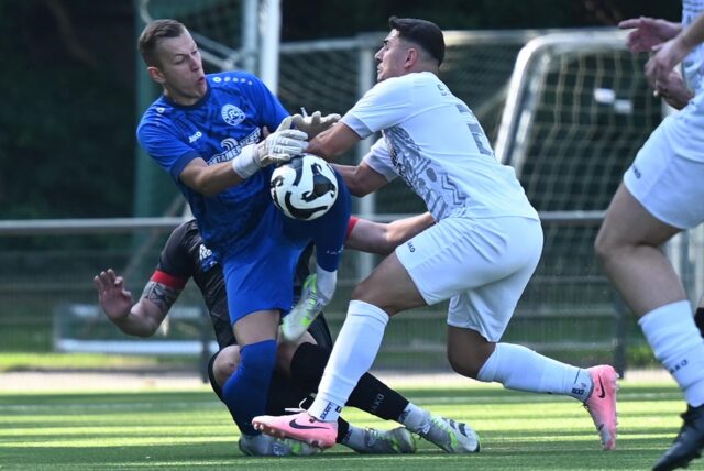 Doppelt bitter für FC 26 Erkenschwick: Serkan Kalkan prallt hier mit seinem Torhüter Tim Faber im Derby bei der Spvgg. Erkenschwick II zusammen und bricht sich die Hand. In dieser Situation fiel auch das einzige Tor des Tages.