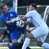 Doppelt bitter für FC 26 Erkenschwick: Serkan Kalkan prallt hier mit seinem Torhüter Tim Faber im Derby bei der Spvgg. Erkenschwick II zusammen und bricht sich die Hand. In dieser Situation fiel auch das einzige Tor des Tages.