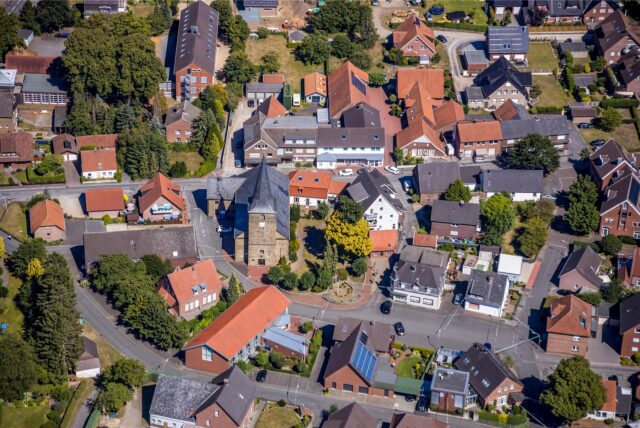 Luftbild von Rhade mit der St. Urbanus Kirche