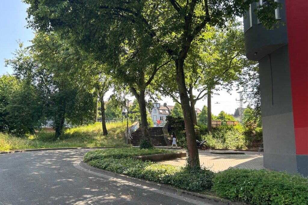 Auch die Außenflächen vor der früheren Kneipe an der Dorstfelder Brücke sollen für den Drogentreff auf Zeit genutzt werden. Eine Treppe führt zur Rheinischen Straße. 