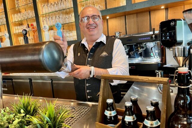 Restaurantleiter Klimados Papadopolous hinter der Theke des Benediktiner Wirtshauses am Friedensplatz in Dortmund