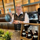 Restaurantleiter Klimados Papadopolous hinter der Theke des Benediktiner Wirtshauses am Friedensplatz in Dortmund